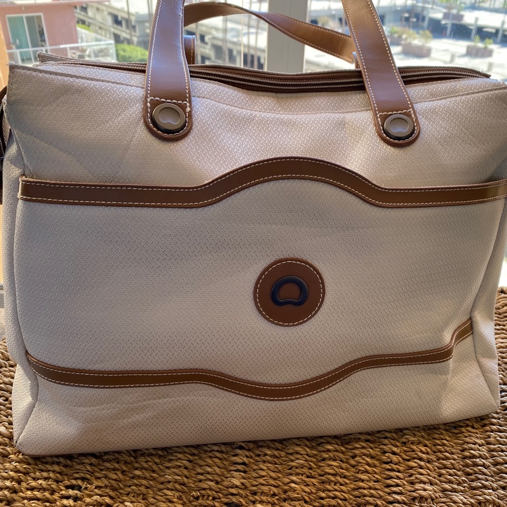 DELSEY Paris Chatelet Soft Air Shoulder Bag